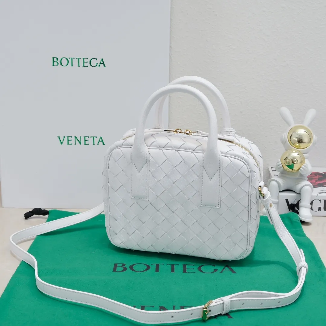 Batch 1560 BV2024 Spring Get Away small square box, retro and fashionable small size, multiple carrying methods, retro and fashionable, lightweight bag, practical space, same style for men and women! ! ! A fashionable must-have item, brass knotted rope pendant, chic and elegant, low-key luxury and tasteful, versatile item. Style number: 6763 Size: 23.5*17.9*9cm